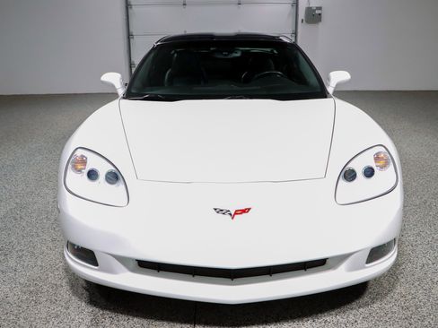 Used 2009 Chevrolet Corvette Coupe w/ Z51 Performance Package RWD image 4