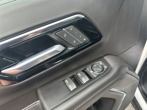 Used 2025 Chevrolet Suburban Z71 image 17