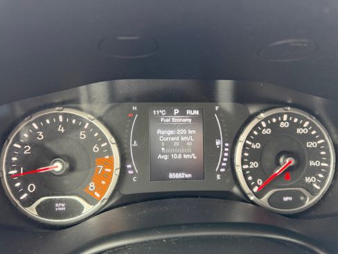 Used 2020 Jeep Renegade Altitude FWD image 11