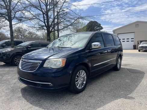 Used 2013 Chrysler Town & Country Touring-L w/ Entertainment Group #2 FWD image 9
