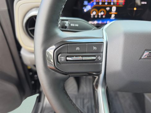 Used 2025 Chevrolet Colorado ZR2 w/ Technology Package AWD/4WD image 32