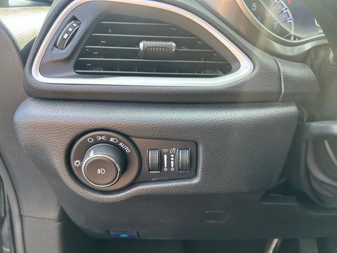 Used 2025 Chrysler Pacifica Select FWD image 17