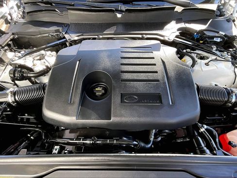 Used 2024 Land Rover Discovery Dynamic SE image 9