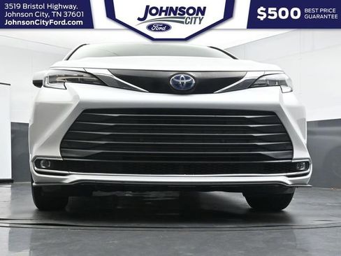 Used 2024 Toyota Sienna XLE FWD image 28