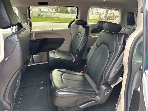 Used 2024 Chrysler Pacifica Touring-L FWD image 14
