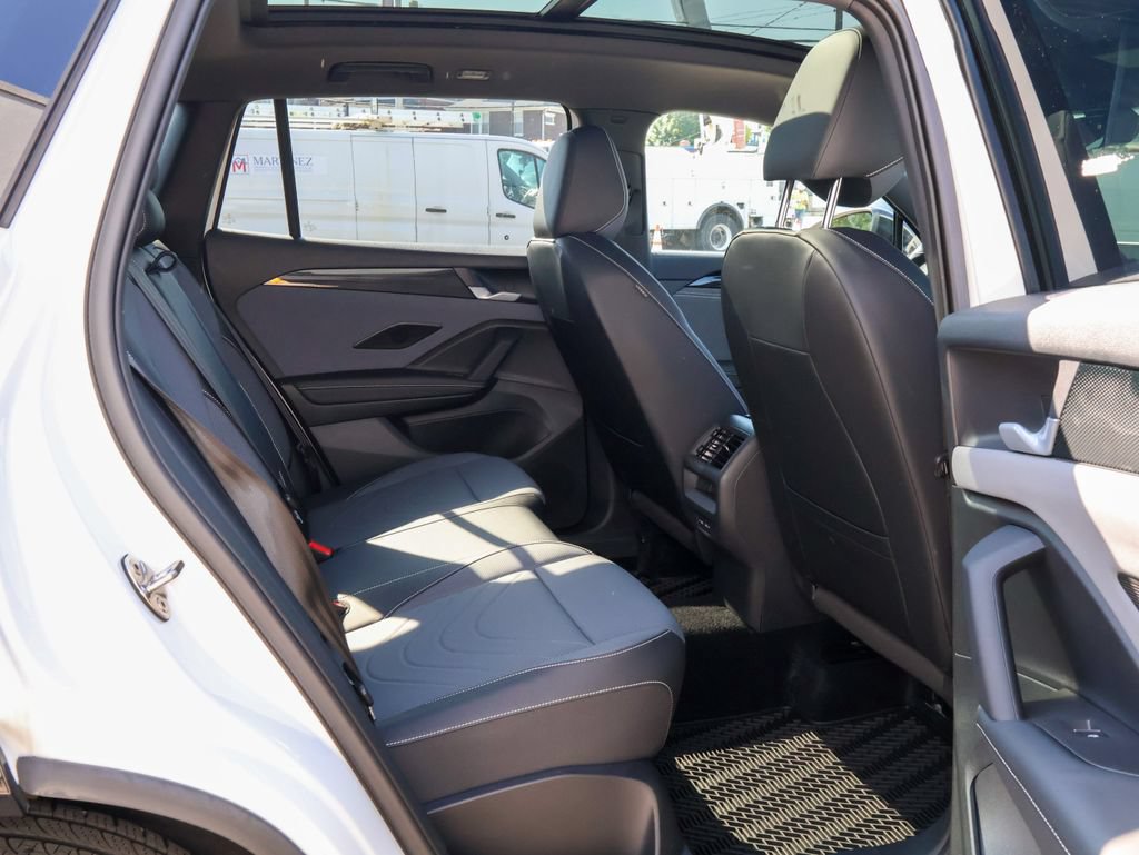 Certified 2025 Volkswagen Tiguan SE R-Line AWD/4WD image 31