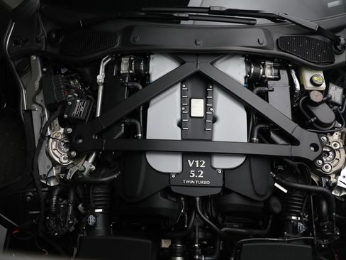 Used 2023 Aston Martin DBS Coupe image 29