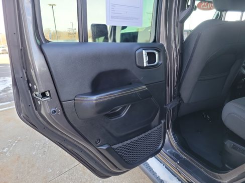 Used 2025 Jeep Wrangler Unlimited Sahara image 17
