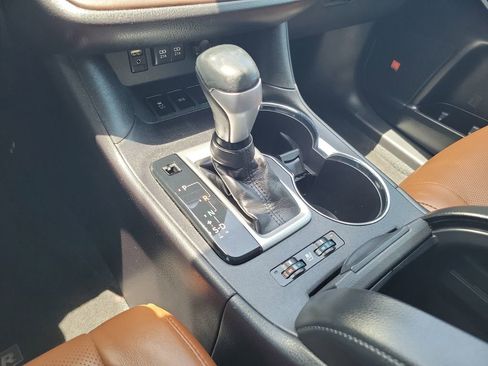 Used 2018 Toyota Highlander Limited FWD image 30