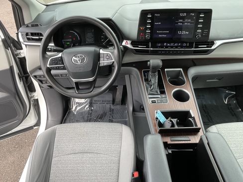 Used 2021 Toyota Sienna LE FWD image 12