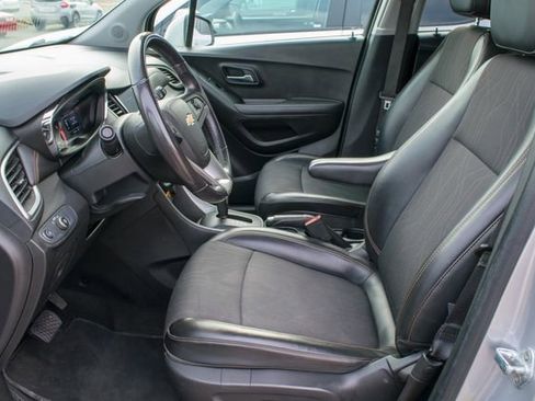 Used 2020 Chevrolet Trax LT w/ LT Convenience Package image 14