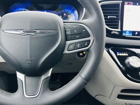 Used 2023 Chrysler Pacifica Touring-L image 18