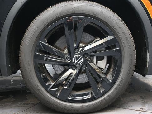 Certified 2024 Volkswagen Tiguan SE R-Line image 10