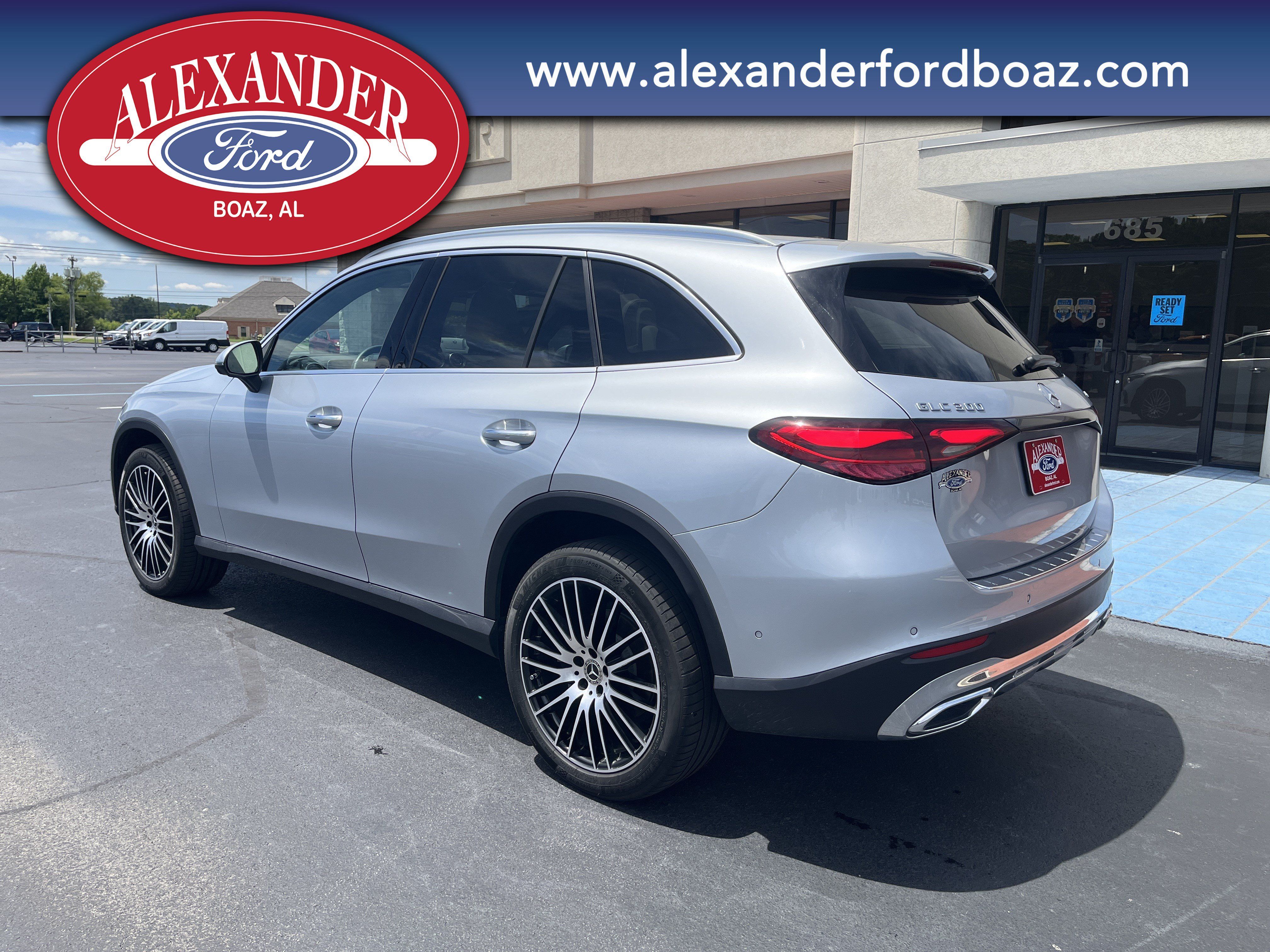 Used 2025 Mercedes-Benz GLC 300 4MATIC image 2