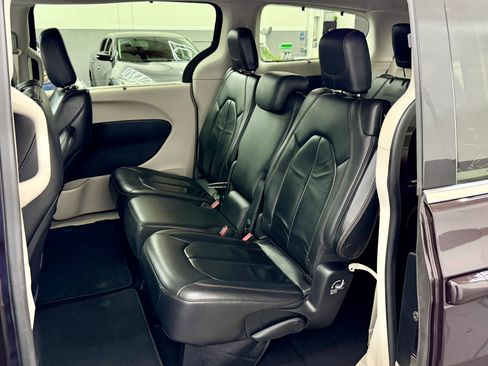 Used 2017 Chrysler Pacifica Touring-L image 8