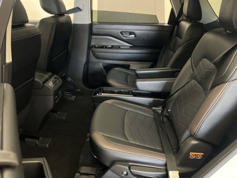 Used 2023 Nissan Pathfinder Platinum image 23