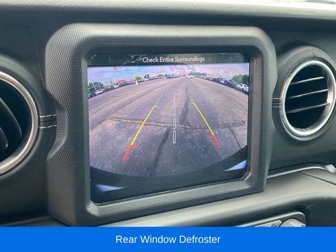 Used 2018 Jeep Wrangler Unlimited Sahara AWD/4WD image 11