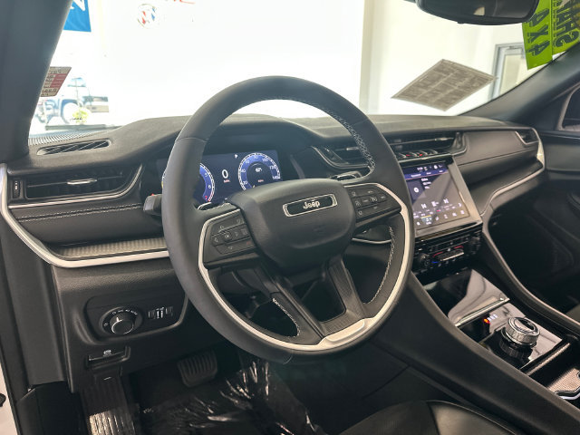 Used 2024 Jeep Grand Cherokee Altitude AWD/4WD image 12
