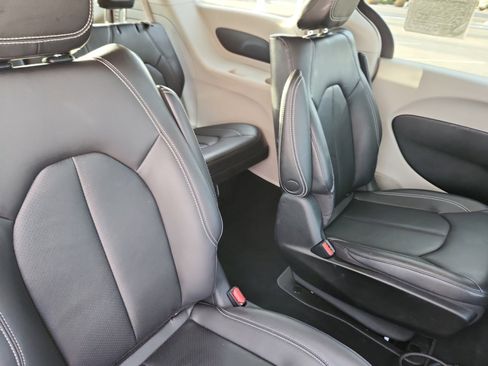 Used 2022 Chrysler Pacifica Touring-L image 19