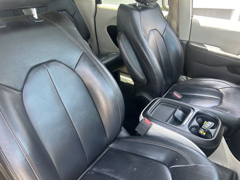 Used 2017 Chrysler Pacifica Touring-L FWD image 51