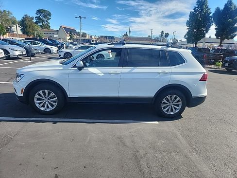 Used 2018 Volkswagen Tiguan SE w/ Panoramic Sunroof Package image 2