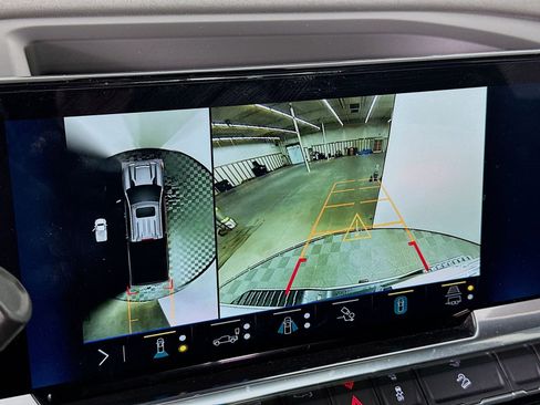 Used 2025 Chevrolet Silverado 3500 High Country w/ Technology Package image 15