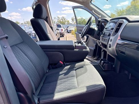 Used 2018 Nissan Titan SV image 21