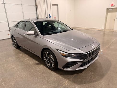 Used 2025 Hyundai Elantra SEL image 3