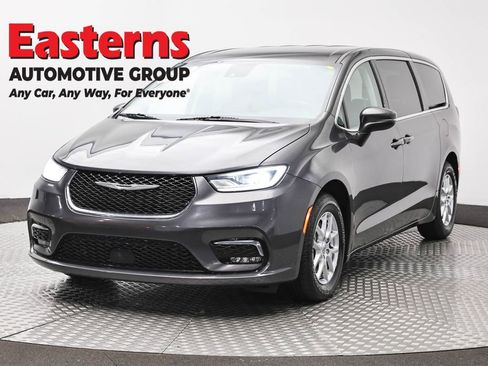 Used 2023 Chrysler Pacifica Touring-L FWD image 1