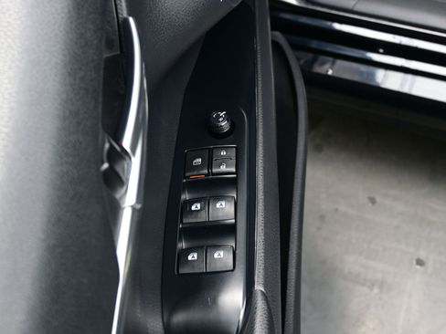 Used 2020 Toyota Camry SE image 10