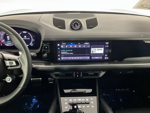 Used 2025 Porsche Cayenne Turbo image 12