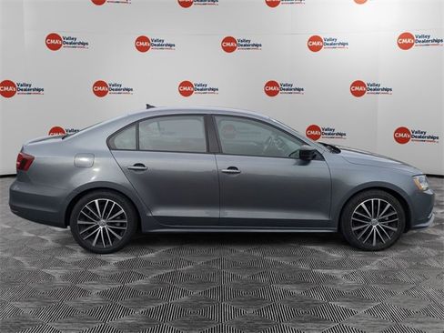 Used 2017 Volkswagen Jetta Sport image 4