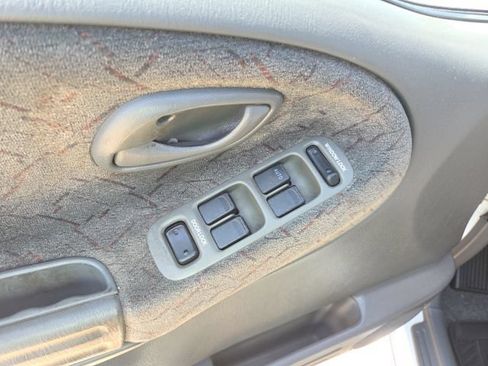 Used 2001 Chevrolet Tracker LT AWD/4WD image 16