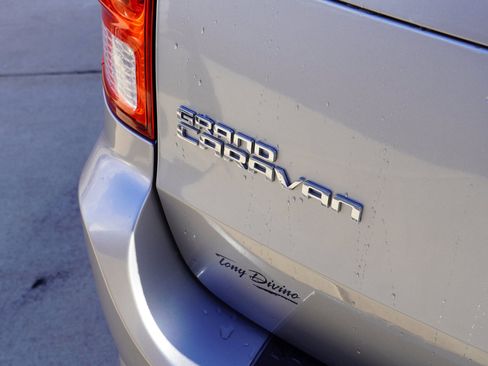 Used 2017 Dodge Grand Caravan SE w/ UConnect Hands-Free Group image 16