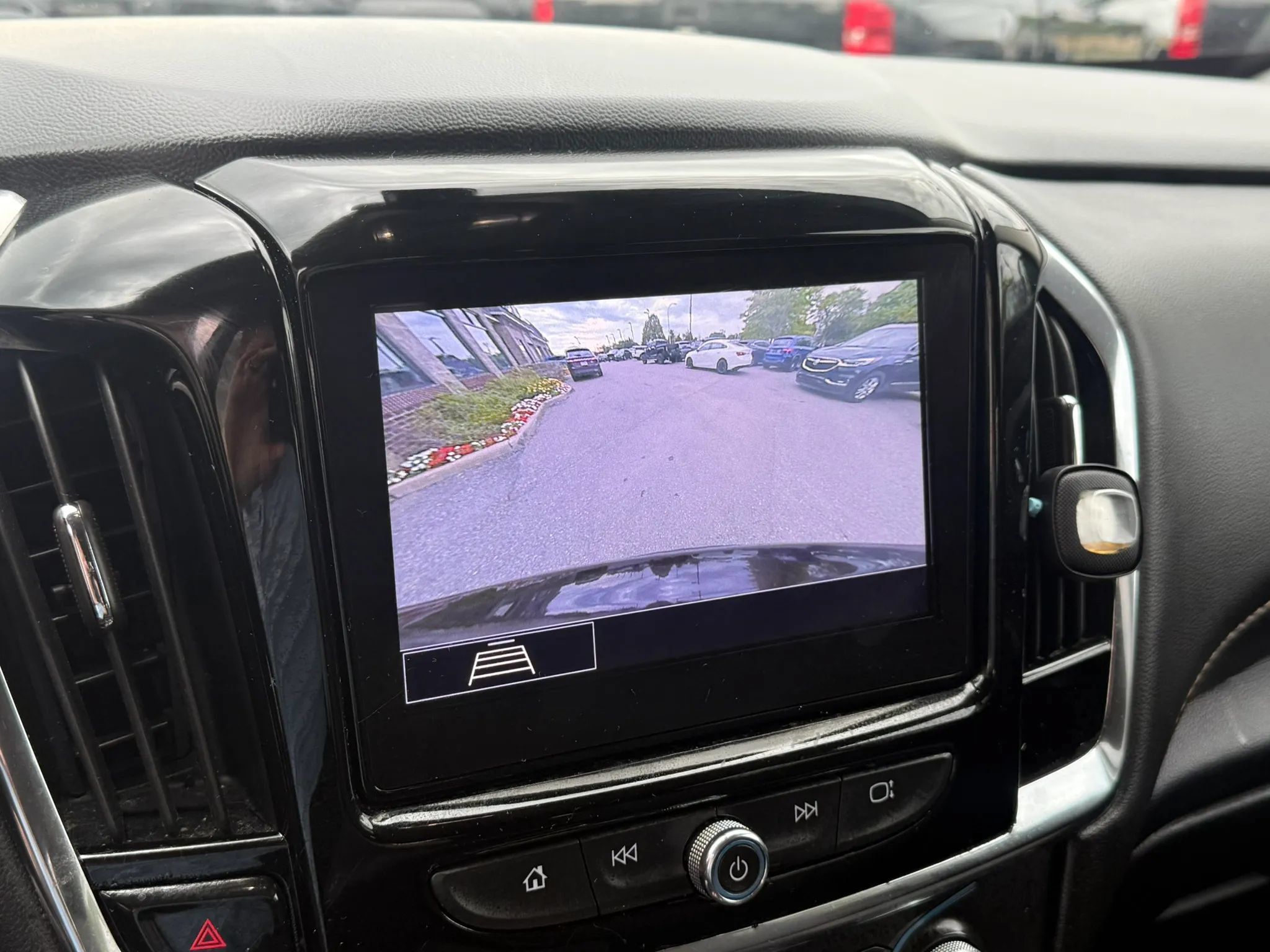 Used 2020 Chevrolet Traverse LT FWD image 25