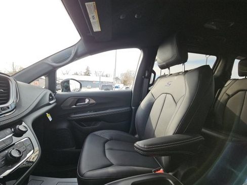 New 2026 Chrysler Pacifica Select image 43