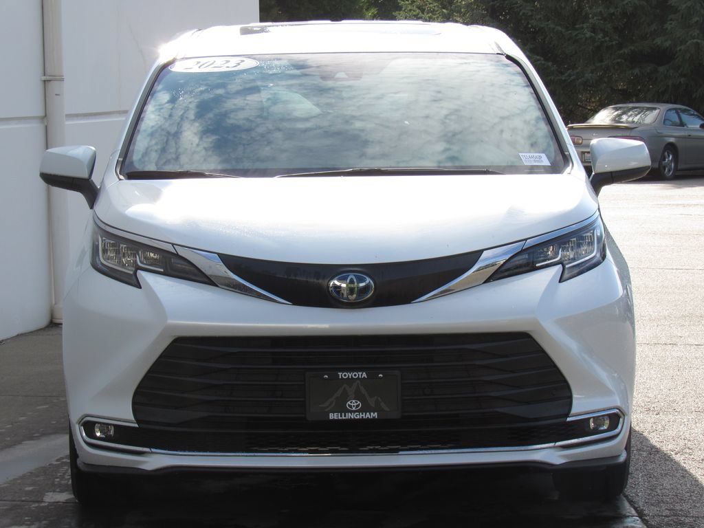 Certified 2023 Toyota Sienna XLE FWD image 3