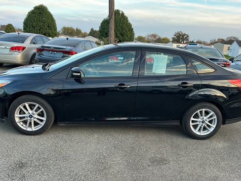 Used 2017 Ford Focus SE image 2