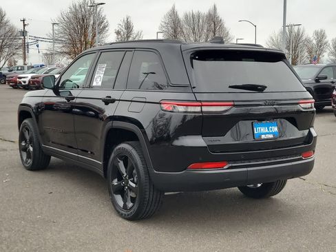 New 2025 Jeep Grand Cherokee Altitude image 12