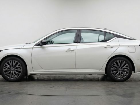 Used 2025 Nissan Altima 2.5 SV image 5