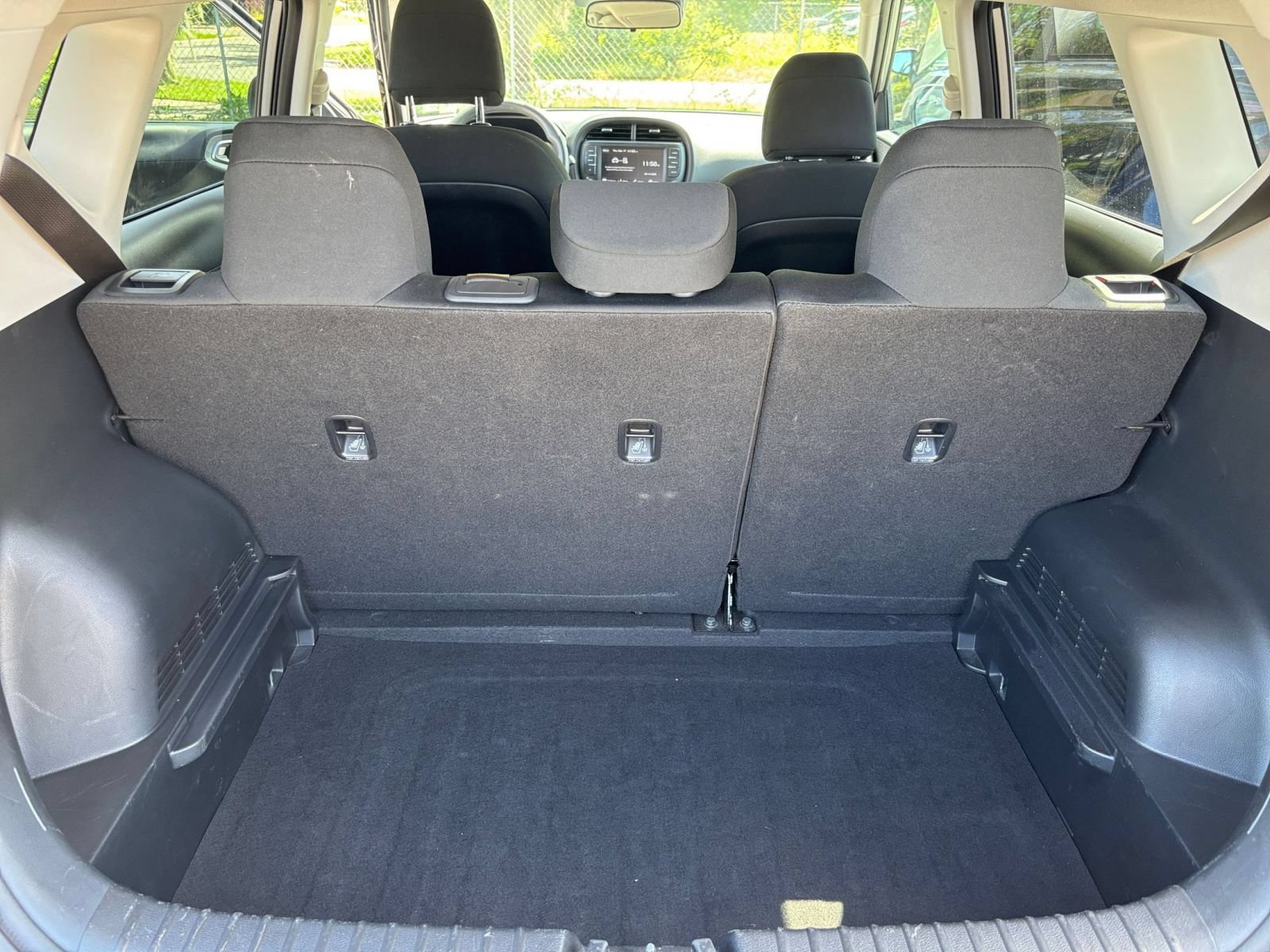Used 2025 Kia Soul LX w/ LX Technology Package FWD image 28
