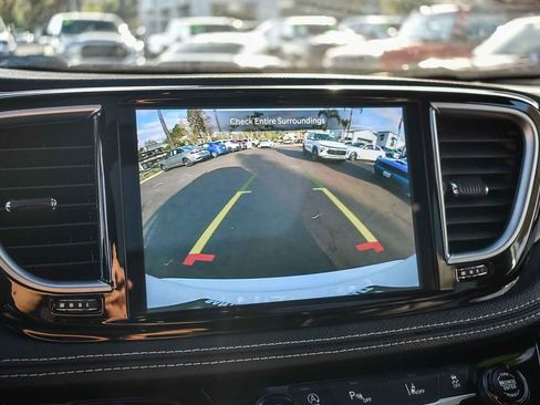 Used 2025 Chrysler Pacifica Limited image 23