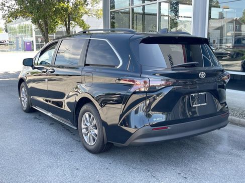 Used 2026 Toyota Sienna XLE FWD image 3