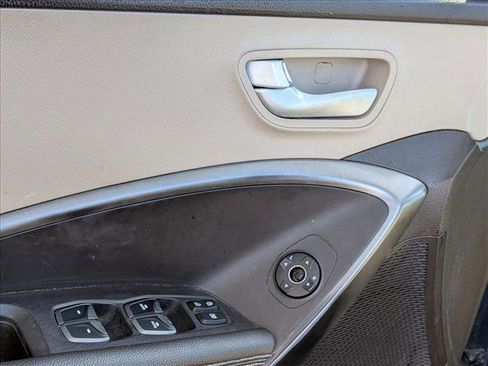 Used 2017 Hyundai Santa Fe SE image 4