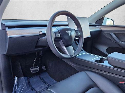 Used 2024 Tesla Model Y Long Range image 9