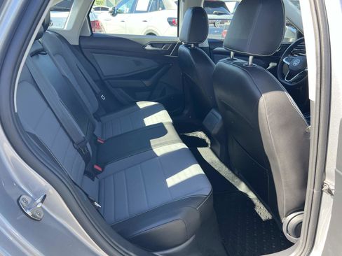 Certified 2025 Volkswagen Jetta SE image 29