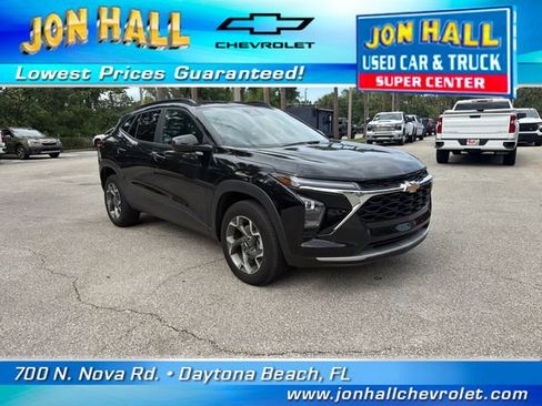Used 2025 Chevrolet Trax LT FWD image 1