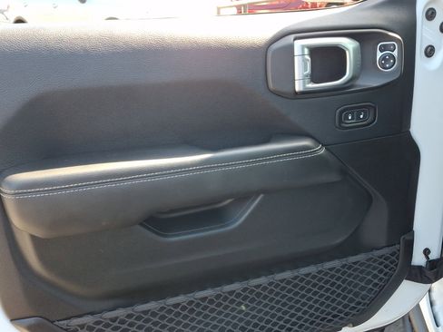 Used 2018 Jeep Wrangler Unlimited Sahara image 12