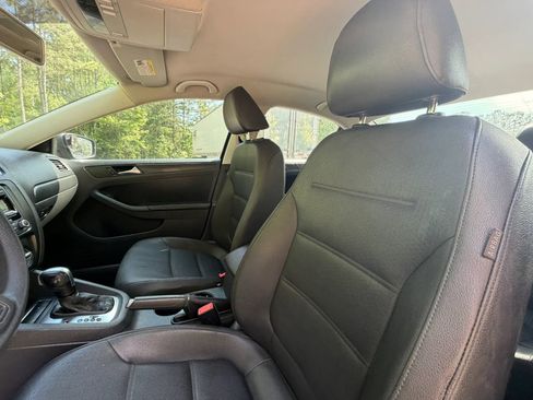 Used 2012 Volkswagen Jetta SE FWD image 12