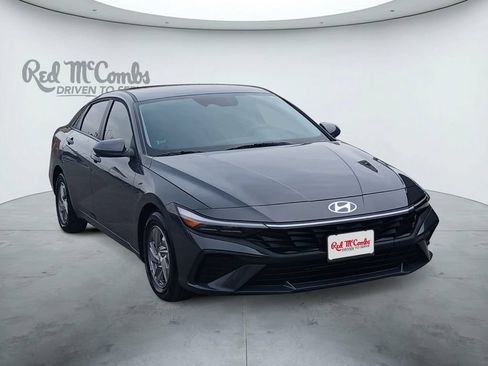 Used 2025 Hyundai Elantra SE FWD image 7